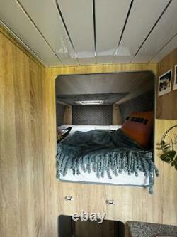 Le Camping-car Mercedes Sprinter. Hors Grille